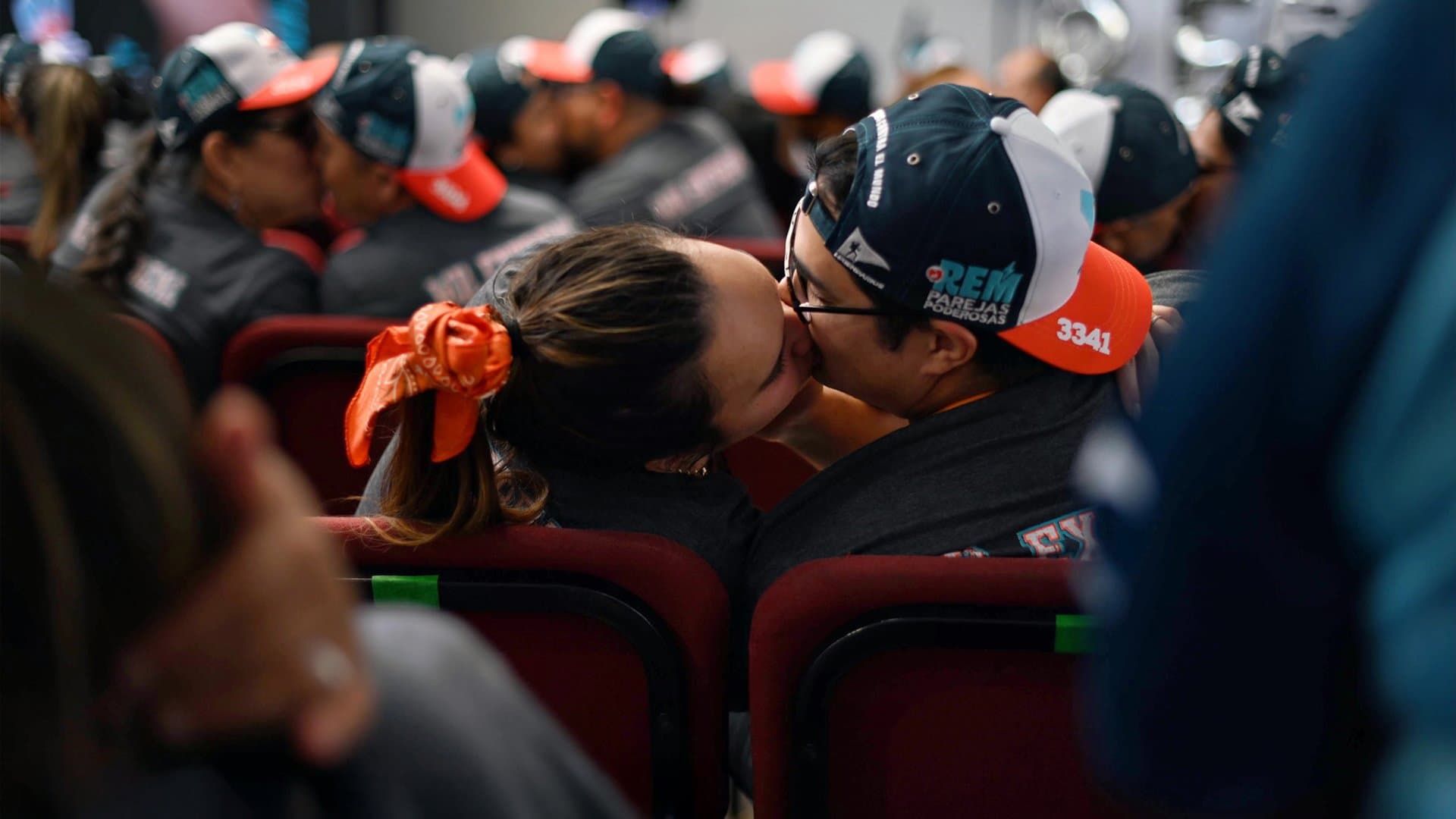 Casal se beijando no auditório