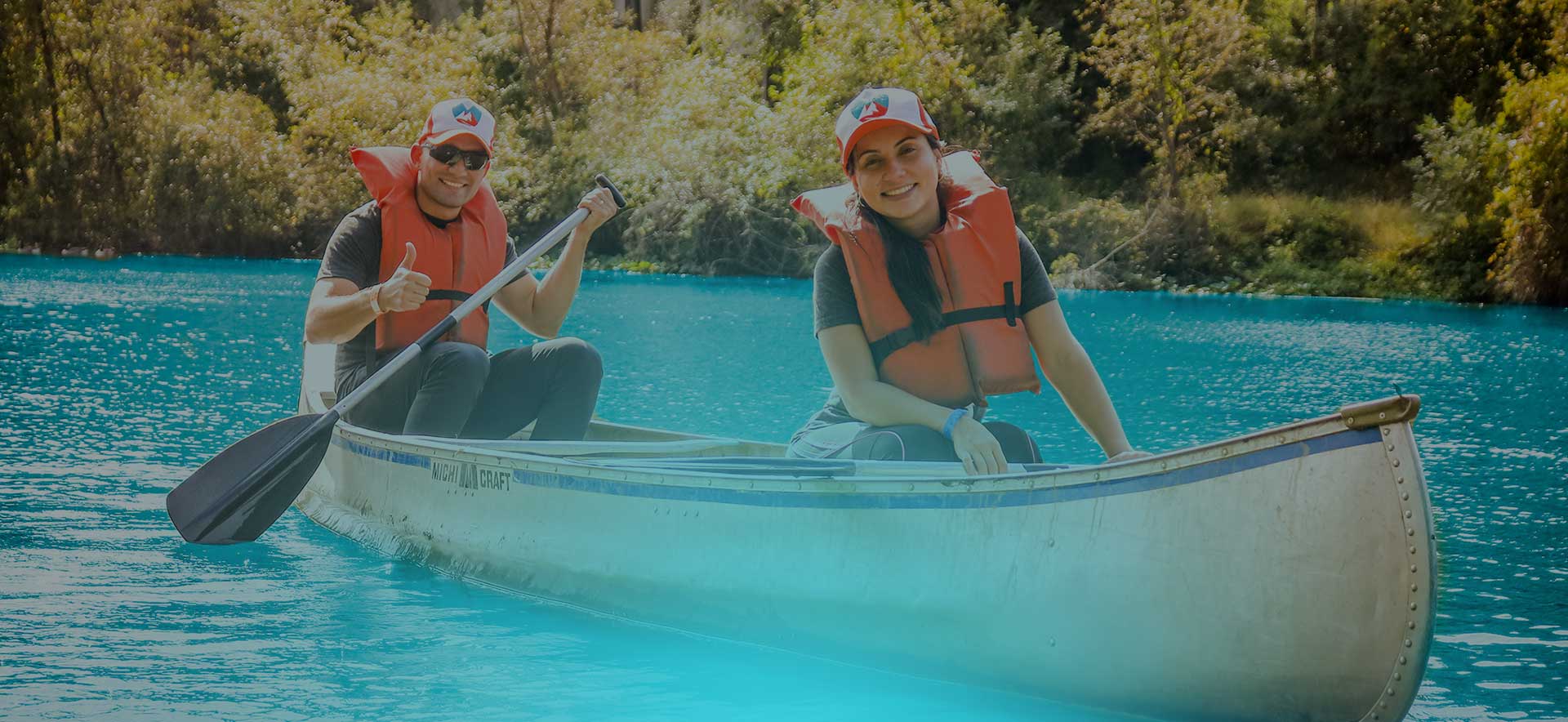 Casal remando em uma canoa