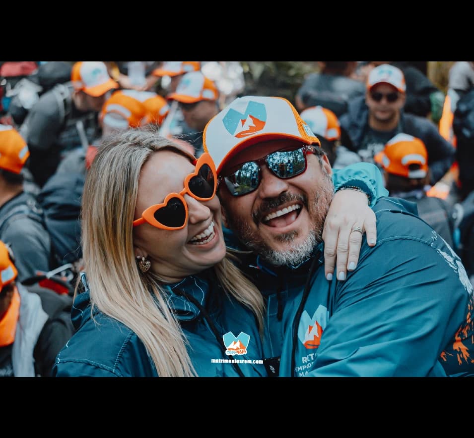Casal sorrindo durante o REM
