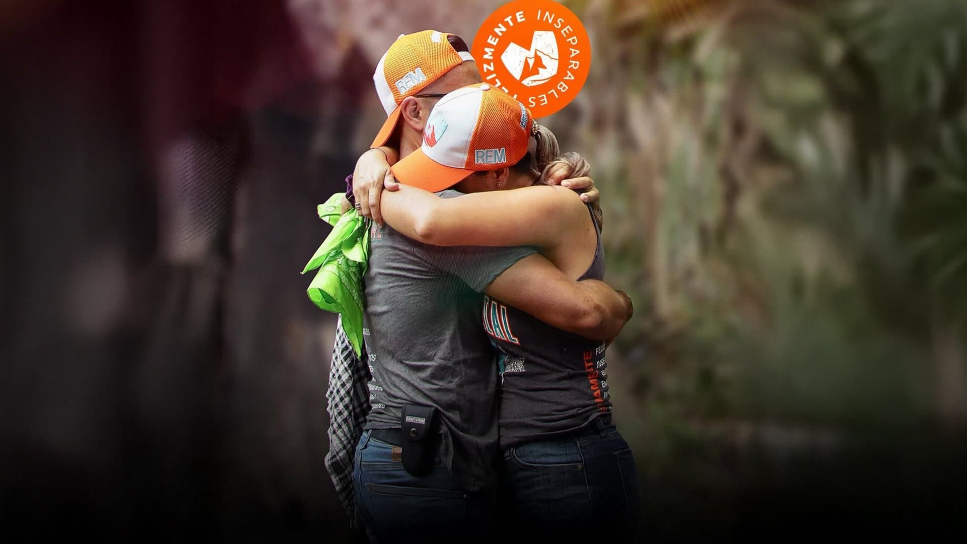 Casal abraçado no percurso