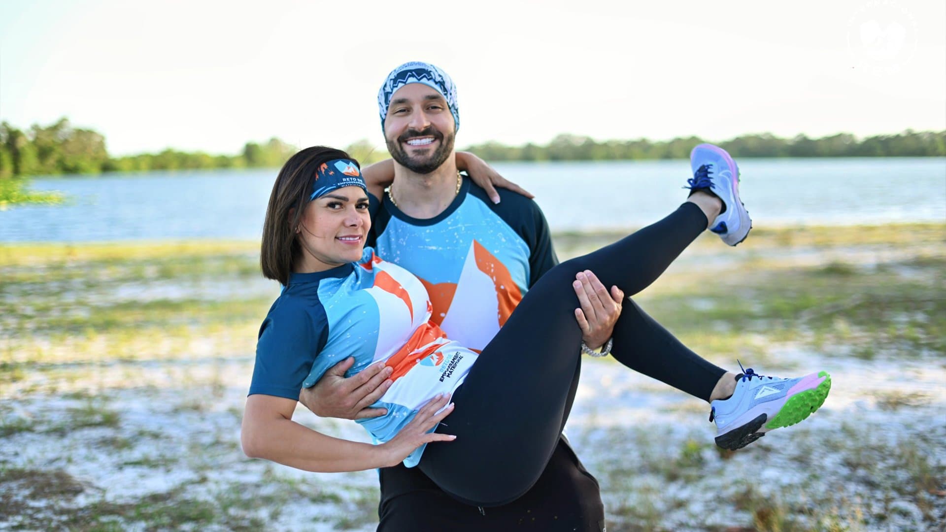 Casal REM perto do lago